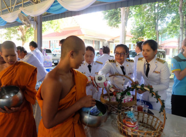  เข้าร่วมพิธีเจริญพระพุทธมนต์ทำบุญตักบาตรถวายพระราชกุศล ... พารามิเตอร์รูปภาพ 26