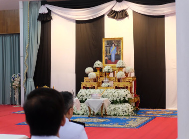 เข้าร่วมถวายสักการะ สรงน้ำพระบรมศพเบื้องหน้าพระฉายาลักษณ์ ... พารามิเตอร์รูปภาพ 1