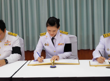 เข้าร่วมถวายสักการะ สรงน้ำพระบรมศพเบื้องหน้าพระฉายาลักษณ์ ... พารามิเตอร์รูปภาพ 37