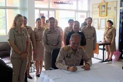 ร่วมลงนามถวายความอาลัยและน้อมรำลึกในพระมหากรุณาธิคุณแด่สมเด็จ พระนางเจ้าสิริกิติ์ ... พารามิเตอร์รูปภาพ 1