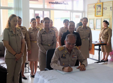 ร่วมลงนามถวายความอาลัยและน้อมรำลึกในพระมหากรุณาธิคุณแด่สมเด็จ พระนางเจ้าสิริกิติ์ ... พารามิเตอร์รูปภาพ 2