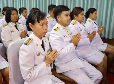 เข้าร่วมพิธีเจริญพระพุทธมนต์และทําบุญตักบาตรถวายพระราชกุศล ... พารามิเตอร์รูปภาพ 21