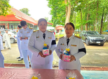 เข้าร่วมพิธีเจริญพระพุทธมนต์และทําบุญตักบาตรถวายพระราชกุศล ... พารามิเตอร์รูปภาพ 24