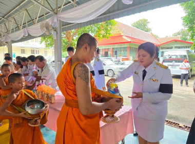 เข้าร่วมพิธีเจริญพระพุทธมนต์และทําบุญตักบาตรถวายพระราชกุศล ... พารามิเตอร์รูปภาพ 26