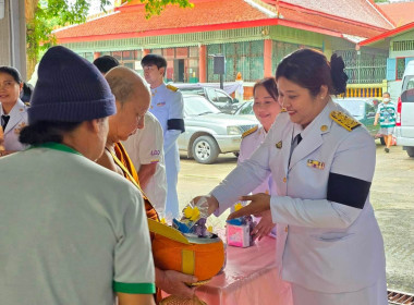 เข้าร่วมพิธีเจริญพระพุทธมนต์และทําบุญตักบาตรถวายพระราชกุศล ... พารามิเตอร์รูปภาพ 27