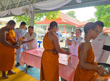 เข้าร่วมพิธีเจริญพระพุทธมนต์และทําบุญตักบาตรถวายพระราชกุศล ... พารามิเตอร์รูปภาพ 30