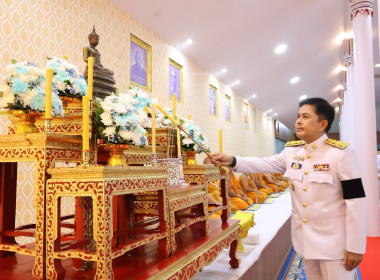 เข้าร่วมพิธีสวดพระพุทธมนต์และทำบุญตักบาตรถวายพระราชกุศลเนื่องในวันคล้ายวันพระราชสมภพสมเด็จพระนางเจ้าสิริกิติ์ ... พารามิเตอร์รูปภาพ 13