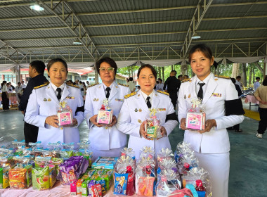 เข้าร่วมพิธีสวดพระพุทธมนต์และทำบุญตักบาตรถวายพระราชกุศลเนื่องในวันคล้ายวันพระราชสมภพสมเด็จพระนางเจ้าสิริกิติ์ ... พารามิเตอร์รูปภาพ 16