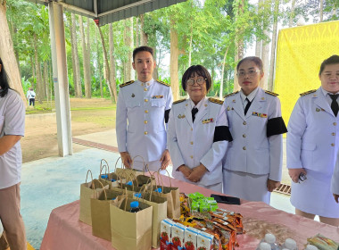 เข้าร่วมพิธีสวดพระพุทธมนต์และทำบุญตักบาตรถวายพระราชกุศลเนื่องในวันคล้ายวันพระราชสมภพสมเด็จพระนางเจ้าสิริกิติ์ ... พารามิเตอร์รูปภาพ 18