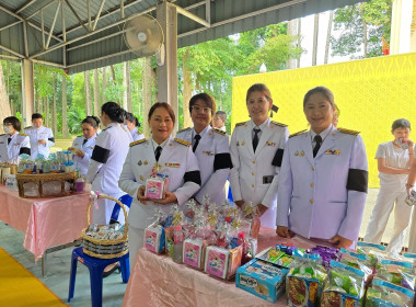 เข้าร่วมพิธีสวดพระพุทธมนต์และทำบุญตักบาตรถวายพระราชกุศลเนื่องในวันคล้ายวันพระราชสมภพสมเด็จพระนางเจ้าสิริกิติ์ ... พารามิเตอร์รูปภาพ 19