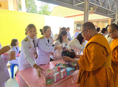 เข้าร่วมพิธีสวดพระพุทธมนต์และทำบุญตักบาตรถวายพระราชกุศลเนื่องในวันคล้ายวันพระราชสมภพสมเด็จพระนางเจ้าสิริกิติ์ ... พารามิเตอร์รูปภาพ 23